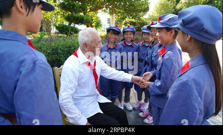 (190613) -- YUDU, 11 juin 2019 (Xinhua) -- le vétéran WAN Gengzhi raconte à des élèves de l'école primaire de Changzhengyuan des histoires de guerre dans le comté de Yudu, dans la province de Jiangxi, dans l'est de la Chine, le 29 septembre 2018. Yudu est le point de départ de la longue marche, une manœuvre militaire menée par les ouvriers et paysans chinois de l'Armée rouge de 1934 à 1936. La Chine a lancé une activité qui amènera les journalistes à retracer le parcours de la longue Marche. L’activité vise à rendre hommage aux martyrs révolutionnaires et à transmettre les traditions de la révolution, alors que le pays célèbre le 70e anniversaire de la découverte Banque D'Images