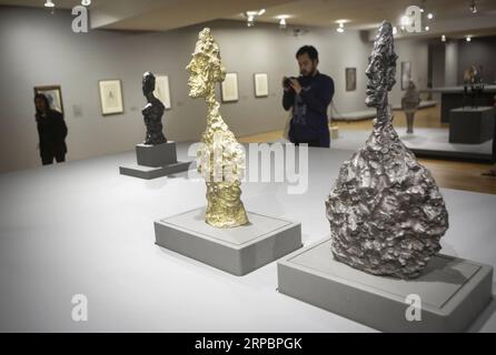 (190613) -- VANCOUVER, le 13 juin 2019 -- les visiteurs regardent des sculptures lors de l'avant-première médiatique de l'exposition Alberto Giacometti : A Line Through Time à la Vancouver Art Gallery de Vancouver, Canada, le 13 juin 2019. L'exposition, prévue du 16 juin au 29 septembre, présente des œuvres d'art, notamment des peintures, sculptures, dessins et lithographies créées par l'artiste suisse Alberto Giacometti et ses contemporains. CANADA-VANCOUVER-ALBERTO GIACOMETTI-ART EXPOSITION LIANGXSEN PUBLICATIONXNOTXINXCHN Banque D'Images