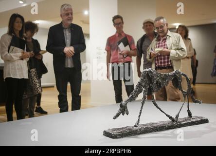 (190613) -- VANCOUVER, le 13 juin 2019 -- les visiteurs regardent une sculpture lors de l'avant-première médiatique de l'exposition Alberto Giacometti : A Line Through Time à la Vancouver Art Gallery de Vancouver, Canada, le 13 juin 2019. L'exposition, prévue du 16 juin au 29 septembre, présente des œuvres d'art, notamment des peintures, sculptures, dessins et lithographies créées par l'artiste suisse Alberto Giacometti et ses contemporains. CANADA-VANCOUVER-ALBERTO GIACOMETTI-ART EXPOSITION LIANGXSEN PUBLICATIONXNOTXINXCHN Banque D'Images