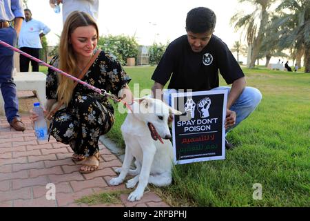 (190613) -- KOWEÏT, 13 juin 2019 -- des militants des droits des animaux sont vus par un chien lors d'un stand pacifique à Kuwait City, Koweït, le 13 juin 2019. Des dizaines de Koweïtiens et de militants des droits des animaux ont tenu jeudi une position pacifique à Kuwait City, appelant à cesser d'empoisonner les animaux errants. KOWEÏT-KOWEÏT VILLE-RASSEMBLEMENT-ANIMAUX ERRANTS-PROTECTION JOSEPHXSHAGRA PUBLICATIONXNOTXINXCHN Banque D'Images