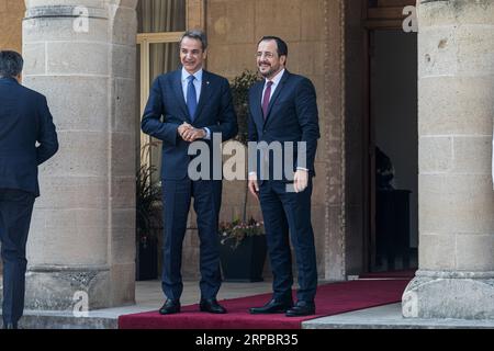 Nicosie, Chypre. 04 septembre 2023. Le Président de Chypre NICOS CHRISTODOULIDES accueille le Premier Ministre de Grèce KYRIAKOS MITSOTAKIS, Nicosie, Chypre, le 4 septembre 2023. Une réunion trilatérale entre le président chypriote Nicos Christodoulides, le Premier ministre grec Kyriakos Mitsotakis et le Premier ministre israélien Benjamin Netanyahu a eu lieu aujourd’hui au Palais présidentiel. (Photo de Kostas Pikoulas/Sipa USA). Crédit : SIPA USA/Alamy Live News Banque D'Images