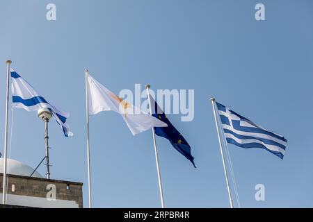 Nicosie, Chypre. 04 septembre 2023. Les drapeaux de Chypre, Grèce, Israël et UE, sont vus sur le Palais présidentiel, Nicosie, Chypre, le 4 septembre 2023. Une réunion trilatérale entre le président chypriote Nicos Christodoulides, le Premier ministre grec Kyriakos Mitsotakis et le Premier ministre israélien Benjamin Netanyahu a eu lieu aujourd’hui au Palais présidentiel. (Photo de Kostas Pikoulas/Sipa USA). Crédit : SIPA USA/Alamy Live News Banque D'Images