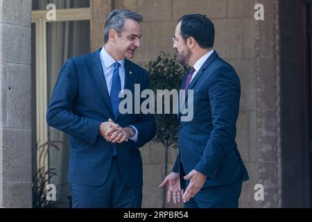Nicosie, Chypre. 04 septembre 2023. Le Président de Chypre NICOS CHRISTODOULIDES accueille le Premier Ministre de Grèce KYRIAKOS MITSOTAKIS, Nicosie, Chypre, le 4 septembre 2023. Une réunion trilatérale entre le président chypriote Nicos Christodoulides, le Premier ministre grec Kyriakos Mitsotakis et le Premier ministre israélien Benjamin Netanyahu a eu lieu aujourd’hui au Palais présidentiel. (Photo de Kostas Pikoulas/Sipa USA). Crédit : SIPA USA/Alamy Live News Banque D'Images