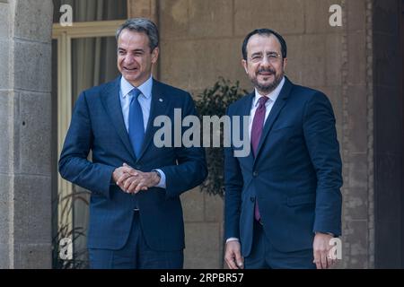 Nicosie, Chypre. 04 septembre 2023. Le Président de Chypre NICOS CHRISTODOULIDES accueille le Premier Ministre de Grèce KYRIAKOS MITSOTAKIS, Nicosie, Chypre, le 4 septembre 2023. Une réunion trilatérale entre le président chypriote Nicos Christodoulides, le Premier ministre grec Kyriakos Mitsotakis et le Premier ministre israélien Benjamin Netanyahu a eu lieu aujourd’hui au Palais présidentiel. (Photo de Kostas Pikoulas/Sipa USA). Crédit : SIPA USA/Alamy Live News Banque D'Images