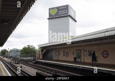 (190614) -- LONDRES, le 14 juin 2019 -- la tour Grenfell est vue deux ans après l'incendie de la tour à Londres, en Grande-Bretagne, le 14 juin 2019. L'incendie meurtrier dans la tour Grenfell a causé 72 morts le 14 juin 2017. BRITAIN-LONDRES-GRENFELL TOWER COMMÉMORATION DE L'INCENDIE RAYXTANG PUBLICATIONXNOTXINXCHN Banque D'Images