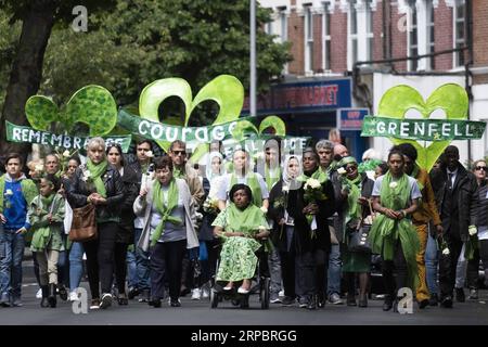 (190614) -- LONDRES, le 14 juin 2019 -- des personnes assistent à une commémoration marquant le deuxième anniversaire de l'incendie de la tour Grenfell à Londres, en Grande-Bretagne, le 14 juin 2019. L'incendie meurtrier dans la tour Grenfell a causé 72 morts le 14 juin 2017. BRITAIN-LONDRES-GRENFELL TOWER COMMÉMORATION DE L'INCENDIE RAYXTANG PUBLICATIONXNOTXINXCHN Banque D'Images