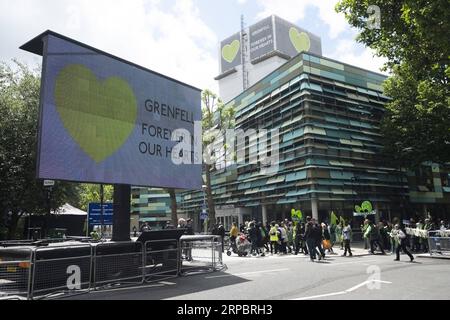 (190614) -- LONDRES, le 14 juin 2019 -- des personnes assistent à une commémoration marquant le deuxième anniversaire de l'incendie de la tour Grenfell à Londres, en Grande-Bretagne, le 14 juin 2019. L'incendie meurtrier dans la tour Grenfell a causé 72 morts le 14 juin 2017. BRITAIN-LONDRES-GRENFELL TOWER COMMÉMORATION DE L'INCENDIE RAYXTANG PUBLICATIONXNOTXINXCHN Banque D'Images