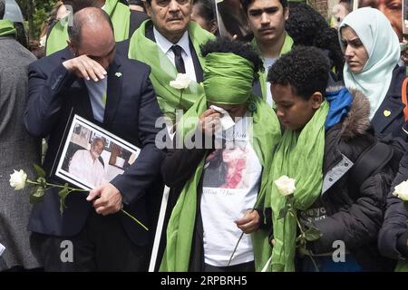 (190614) -- LONDRES, le 14 juin 2019 -- des personnes assistent à une commémoration marquant le deuxième anniversaire de l'incendie de la tour Grenfell à Londres, en Grande-Bretagne, le 14 juin 2019. L'incendie meurtrier dans la tour Grenfell a causé 72 morts le 14 juin 2017. BRITAIN-LONDRES-GRENFELL TOWER COMMÉMORATION DE L'INCENDIE RAYXTANG PUBLICATIONXNOTXINXCHN Banque D'Images