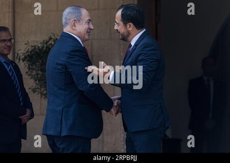 Nicosie, Chypre. 04 septembre 2023. Le Président de Chypre NICOS CHRISTODOULIDES accueille le Premier Ministre israélien BENJAMIN NETANYAHU à son arrivée au Palais présidentiel, Nicosie, Chypre, le 4 septembre 2023. Une réunion trilatérale entre le président chypriote Nicos Christodoulides, le Premier ministre grec Kyriakos Mitsotakis et le Premier ministre israélien Benjamin Netanyahu a eu lieu aujourd’hui au Palais présidentiel. (Photo de Kostas Pikoulas/Sipa USA). Crédit : SIPA USA/Alamy Live News Banque D'Images