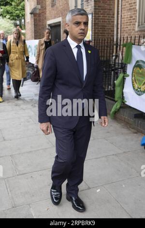 (190614) -- LONDRES, le 14 juin 2019 -- le maire de Londres, Sadiq Khan, arrive pour assister à un service commémorant le deuxième anniversaire de l'incendie de la tour Grenfell à Londres, en Grande-Bretagne, le 14 juin 2019. L'incendie meurtrier dans la tour Grenfell a causé 72 morts le 14 juin 2017. BRITAIN-LONDRES-GRENFELL TOWER COMMÉMORATION DE L'INCENDIE RAYXTANG PUBLICATIONXNOTXINXCHN Banque D'Images