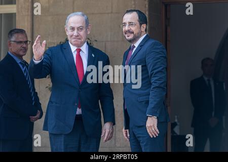 Nicosie, Chypre. 04 septembre 2023. Le Président de Chypre NICOS CHRISTODOULIDES accueille le Premier Ministre israélien BENJAMIN NETANYAHU à son arrivée au Palais présidentiel, Nicosie, Chypre, le 4 septembre 2023. Une réunion trilatérale entre le président chypriote Nicos Christodoulides, le Premier ministre grec Kyriakos Mitsotakis et le Premier ministre israélien Benjamin Netanyahu a eu lieu aujourd’hui au Palais présidentiel. (Photo de Kostas Pikoulas/Sipa USA). Crédit : SIPA USA/Alamy Live News Banque D'Images