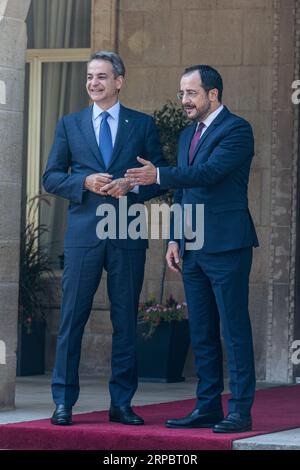 Nicosie, Chypre. 04 septembre 2023. Le Président de Chypre NICOS CHRISTODOULIDES accueille le Premier Ministre de Grèce KYRIAKOS MITSOTAKIS, Nicosie, Chypre, le 4 septembre 2023. Une réunion trilatérale entre le président chypriote Nicos Christodoulides, le Premier ministre grec Kyriakos Mitsotakis et le Premier ministre israélien Benjamin Netanyahu a eu lieu aujourd’hui au Palais présidentiel. (Photo de Kostas Pikoulas/Sipa USA). Crédit : SIPA USA/Alamy Live News Banque D'Images