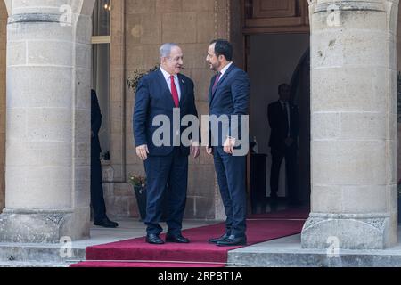 Nicosie, Chypre. 04 septembre 2023. Le Président de Chypre NICOS CHRISTODOULIDES accueille le Premier Ministre israélien BENJAMIN NETANYAHU à son arrivée au Palais présidentiel, Nicosie, Chypre, le 4 septembre 2023. Une réunion trilatérale entre le président chypriote Nicos Christodoulides, le Premier ministre grec Kyriakos Mitsotakis et le Premier ministre israélien Benjamin Netanyahu a eu lieu aujourd’hui au Palais présidentiel. (Photo de Kostas Pikoulas/Sipa USA). Crédit : SIPA USA/Alamy Live News Banque D'Images
