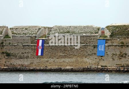 (190615) -- SIBENIK (CROATIE), le 15 juin 2019 -- la photo prise le 15 juin 2019 montre la rue Forteresse Nicolas à Sibenik, Croatie. Le St. La forteresse Nicolas de Sibenik, inscrite sur la liste du patrimoine mondial en 2017, a été récemment rouverte après la rénovation. CROATIE-SIBENIK-UNESCO HERITAGE-ST. NICHOLAS FORTERESSE-RÉOUVERTURE DuskoxJaramaz PUBLICATIONxNOTxINxCHN Banque D'Images