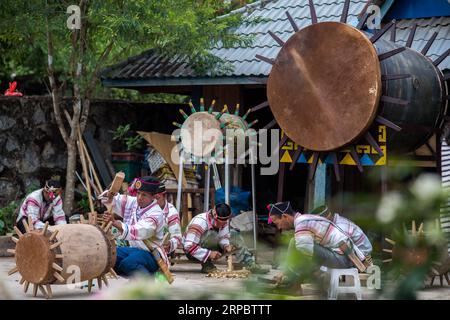 (190616) -- PÉKIN, 16 juin 2019 (Xinhua) -- des villageois fabriquent des tambours Jino dans le village de Bapo, dans la municipalité ethnique Jino, sur la montagne Jino, dans la préfecture autonome de Xishuangbanna Dai, province du Yunnan, dans le sud-ouest de la Chine, 14 juin 2019. (Xinhua/Hu Chao) PHOTOS XINHUA DU JOUR PUBLICATIONxNOTxINxCHN Banque D'Images