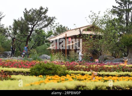 (190616) -- PÉKIN, 16 juin 2019 (Xinhua) -- des touristes visitent le jardin du Jiangxi lors de l'exposition internationale d'horticulture de Pékin à Pékin, capitale de la Chine, le 16 juin 2019. L'événement Jiangxi Day a débuté ici dimanche. (Xinhua/Ren Chao) CHINA-BEIJING-HORTICULTURE EXPO-JIANGXI DAY (CN) PUBLICATIONxNOTxINxCHN Banque D'Images