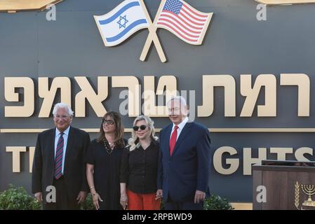 (190616) -- HAUTEURS DU GOLAN, 16 juin 2019 -- le Premier ministre israélien Benjamin Netanyahu (1e R) et l'ambassadeur américain en Israël David Friedman (1e L) assistent à la cérémonie de dévoilement de Trump Heights sur les hauteurs du Golan, le 16 juin 2019. Dimanche, le gouvernement israélien a inauguré une nouvelle colonie dans les hauteurs du Golan annexées, nommée d après le proche allié du pays, le président américain Donald Trump. MIDEAST-GOLAN HEIGHTS-SETTLEMENT-TRUMP JINI/AYALXMARGOLIN PUBLICATIONXNOTXINXCHN Banque D'Images