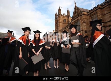 (190617) -- SYDNEY, le 17 juin 2019 -- les diplômés sont vus sur le campus de l'Université de Sydney, Australie, le 5 juin 2019. Introduit en 2010, le passage de l Australie à un système d enseignement supérieur axé sur la demande a entraîné une forte augmentation des inscriptions universitaires. Mais lundi, un nouveau rapport de la Commission de la productivité du gouvernement fédéral a souligné que le déplafonnement du nombre total de placements a également entraîné une augmentation des taux d échec et un nombre plus élevé de décrocheurs. AUSTRALIE-UNIVERSITÉ-TAUX D'ÉCHEC-ABANDONS BaixXuefei PUBLICATIONxNOTxINxCHN Banque D'Images