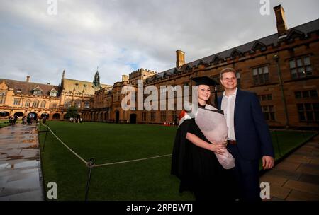 (190617) -- SYDNEY, le 17 juin 2019 -- des diplômés posent pour des photos sur le campus de l'Université de Sydney, Australie, le 5 juin 2019. Introduit en 2010, le passage de l Australie à un système d enseignement supérieur axé sur la demande a entraîné une forte augmentation des inscriptions universitaires. Mais lundi, un nouveau rapport de la Commission de la productivité du gouvernement fédéral a souligné que le déplafonnement du nombre total de placements a également entraîné une augmentation des taux d échec et un nombre plus élevé de décrocheurs. AUSTRALIE-UNIVERSITÉ-TAUX D'ÉCHEC-ABANDONS BaixXuefei PUBLICATIONxNOTxINxCHN Banque D'Images