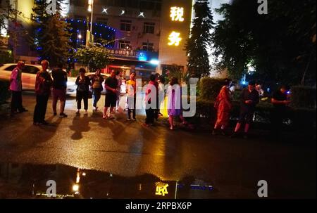 (190618) -- YIBIN, 18 juin 2019 -- des gens se rassemblent dehors après un tremblement de terre dans le comté de Changning, dans la ville de Yibin, dans la province du Sichuan, dans le sud-ouest de la Chine, le 17 juin 2019. Un tremblement de terre de magnitude 6,0 a secoué le comté de Changning à 10:55 heures lundi (heure de Pékin), selon le China Earthquake Networks Center (CENC). L'épicentre, avec une profondeur de 16 km, a été surveillé à 28,34 degrés de latitude nord et 104,90 degrés de longitude est, le CENC a déclaré dans un rapport officiel. CHINE-SICHUAN-YIBIN-TREMBLEMENT DE TERRE (CN) HouxLi PUBLICATIONxNOTxINxCHN Banque D'Images
