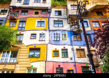 (190617) -- VIENNE, 17 juin 2019 (Xinhua) -- la photo prise le 17 juin 2019 montre la maison Hundertwasser à Vienne, en Autriche. Hundertwasser House, un bâtiment emblématique connu pour ses murs extérieurs colorés et son style unique, a été conçu par l'artiste autrichien Friedenscreich Hundertwasser. Il a été construit entre 1983 et 1985. Jusqu'à présent, il est encore un appartement pour les résidents ordinaires et l'un des bâtiments les plus visités de Vienne. (Xinhua/Guo Chen) AUTRICHE-VIENNE-HUNDERTWASSER HOUSE PUBLICATIONxNOTxINxCHN Banque D'Images