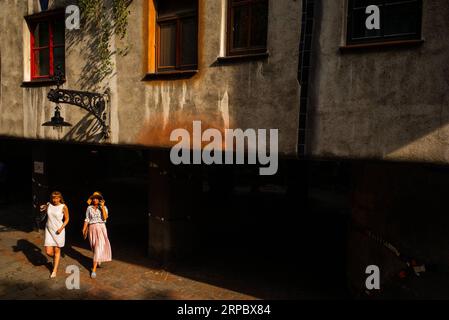 (190617) -- VIENNE, 17 juin 2019 (Xinhua) -- visite de la Maison Hundertwasser à Vienne, Autriche, le 17 juin 2019. Hundertwasser House, un bâtiment emblématique connu pour ses murs extérieurs colorés et son style unique, a été conçu par l'artiste autrichien Friedenscreich Hundertwasser. Il a été construit entre 1983 et 1985. Jusqu'à présent, il est encore un appartement pour les résidents ordinaires et l'un des bâtiments les plus visités de Vienne. (Xinhua/Guo Chen) AUTRICHE-VIENNE-HUNDERTWASSER HOUSE PUBLICATIONxNOTxINxCHN Banque D'Images