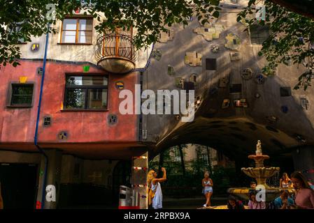 (190617) -- VIENNE, 17 juin 2019 (Xinhua) -- visite de la Maison Hundertwasser à Vienne, Autriche, le 17 juin 2019. Hundertwasser House, un bâtiment emblématique connu pour ses murs extérieurs colorés et son style unique, a été conçu par l'artiste autrichien Friedenscreich Hundertwasser. Il a été construit entre 1983 et 1985. Jusqu'à présent, il est encore un appartement pour les résidents ordinaires et l'un des bâtiments les plus visités de Vienne. (Xinhua/Guo Chen) AUTRICHE-VIENNE-HUNDERTWASSER HOUSE PUBLICATIONxNOTxINxCHN Banque D'Images
