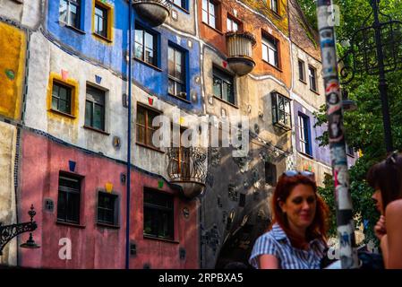 (190617) -- VIENNE, 17 juin 2019 (Xinhua) -- visite de la Maison Hundertwasser à Vienne, Autriche, le 17 juin 2019. Hundertwasser House, un bâtiment emblématique connu pour ses murs extérieurs colorés et son style unique, a été conçu par l'artiste autrichien Friedenscreich Hundertwasser. Il a été construit entre 1983 et 1985. Jusqu'à présent, il est encore un appartement pour les résidents ordinaires et l'un des bâtiments les plus visités de Vienne. (Xinhua/Guo Chen) AUTRICHE-VIENNE-HUNDERTWASSER HOUSE PUBLICATIONxNOTxINxCHN Banque D'Images