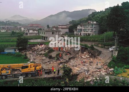 (190618) -- CHANGNING, 18 juin 2019 (Xinhua) -- des sauveteurs recherchent des personnes piégées dans la ville de Shuanghe, dans le comté de Changning, dans la ville de Yibin, dans le sud-ouest de la Chine, province du Sichuan, 18 juin 2019. Onze personnes sont mortes et 122 autres ont été blessées après un tremblement de terre de magnitude 6,0 qui a frappé le comté de Changning lundi soir, a déclaré le gouvernement de la ville de Yibin tôt mardi. (Xinhua/Zeng Lang) CHINE-SICHUAN-CHANGNING-TREMBLEMENT DE TERRE (CN) PUBLICATIONxNOTxINxCHN Banque D'Images