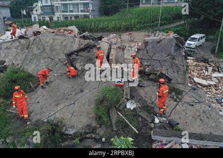 (190618) -- CHANGNING, 18 juin 2019 (Xinhua) -- des sauveteurs recherchent des personnes piégées dans la ville de Shuanghe, dans le comté de Changning, dans la ville de Yibin, dans le sud-ouest de la Chine, province du Sichuan, 18 juin 2019. Onze personnes sont mortes et 122 autres ont été blessées après un tremblement de terre de magnitude 6,0 qui a frappé le comté de Changning lundi soir, a déclaré le gouvernement de la ville de Yibin tôt mardi. (Xinhua/Zeng Lang) CHINE-SICHUAN-CHANGNING-TREMBLEMENT DE TERRE (CN) PUBLICATIONxNOTxINxCHN Banque D'Images