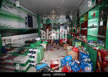 (190618) -- CHANGNING, 18 juin 2019 (Xinhua) -- une photo prise le 18 juin 2019 montre un magasin endommagé lors d'un tremblement de terre dans la ville de Shuanghe, dans le comté de Changning, dans la ville de Yibin, dans le sud-ouest de la Chine, dans la province du Sichuan. Douze personnes sont mortes et 125 autres ont été blessées après un tremblement de terre de magnitude 6,0 qui a frappé le comté de Changning lundi soir, a déclaré mardi le ministère chinois de la gestion des urgences. (Xinhua/Zhuang Geer) CHINE-SICHUAN-CHANGNING-TREMBLEMENT DE TERRE (CN) PUBLICATIONxNOTxINxCHN Banque D'Images