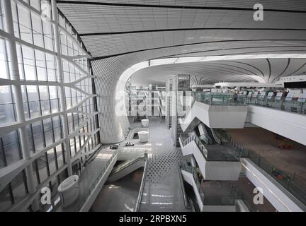 (190618) -- PÉKIN, 18 juin 2019 (Xinhua) -- une photo prise le 18 juin 2019 montre le terminal de l'aéroport international Beijing Daxing à Pékin, capitale de la Chine. La construction de l'aéroport international Daxing de Beijing devrait être achevée d'ici la fin du mois. La mise en service du nouvel aéroport est prévue avant septembre 30. (Xinhua/Zhang Chenlin) CHINE-BEIJING-DAXING INT L AIRPORT-CONSTRUCTION (CN) PUBLICATIONxNOTxINxCHN Banque D'Images