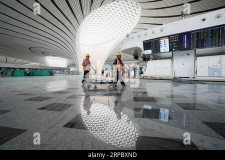 (190618) -- PÉKIN, 18 juin 2019 (Xinhua) -- des travailleurs sont vus au terminal de l'aéroport international Beijing Daxing à Pékin, capitale de la Chine, le 18 juin 2019. La construction de l'aéroport international Daxing de Beijing devrait être achevée d'ici la fin du mois. La mise en service du nouvel aéroport est prévue avant septembre 30. (Xinhua/Ju Huanzong) CHINA-BEIJING-DAXING INT L AIRPORT-CONSTRUCTION (CN) PUBLICATIONxNOTxINxCHN Banque D'Images