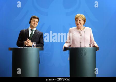 (190618) -- BERLIN, 18 juin 2019 (Xinhua) -- la chancelière allemande Angela Merkel (R) et le président ukrainien en visite Volodymyr Zelensky assistent à une conférence de presse à Berlin, en Allemagne, le 18 juin 2019. (Xinhua/Wang Qing) ALLEMAGNE-BERLIN-MERKEL-UKRAINE-PRESIDENT-MEETING PUBLICATIONxNOTxINxCHN Banque D'Images