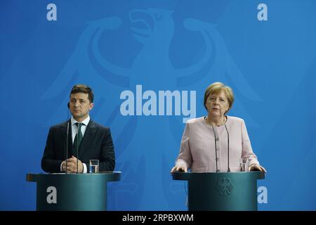 (190618) -- BERLIN, 18 juin 2019 (Xinhua) -- la chancelière allemande Angela Merkel (R) et le président ukrainien en visite Volodymyr Zelensky assistent à une conférence de presse à Berlin, Allemagne, le 18 juin 2019. (Xinhua/Wang Qing) ALLEMAGNE-BERLIN-MERKEL-UKRAINE-PRESIDENT-MEETING PUBLICATIONxNOTxINxCHN Banque D'Images