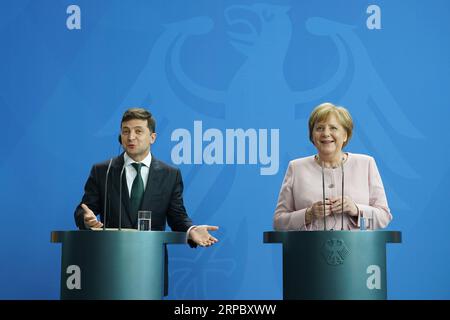 (190618) -- BERLIN, 18 juin 2019 (Xinhua) -- la chancelière allemande Angela Merkel (R) et le président ukrainien en visite Volodymyr Zelensky assistent à une conférence de presse à Berlin, Allemagne, le 18 juin 2019. (Xinhua/Wang Qing) ALLEMAGNE-BERLIN-MERKEL-UKRAINE-PRESIDENT-MEETING PUBLICATIONxNOTxINxCHN Banque D'Images