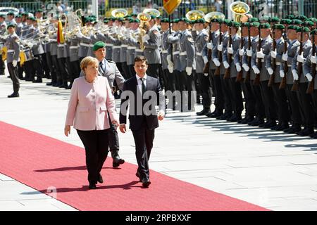 (190618) -- BERLIN, 18 juin 2019 (Xinhua) -- la chancelière allemande Angela Merkel (à gauche) et le président ukrainien en visite Volodymyr Zelensky inspectent une garde d'honneur à Berlin, en Allemagne, le 18 juin 2019. (Xinhua/Wang Qing) ALLEMAGNE-BERLIN-MERKEL-UKRAINE-PRESIDENT-MEETING PUBLICATIONxNOTxINxCHN Banque D'Images