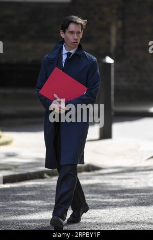 (190619) -- LONDRES, le 19 juin 2019 -- le secrétaire britannique au développement international, Rory Stewart, arrive au 10 Downing Street pour assister à une réunion du Cabinet, à Londres, en Grande-Bretagne, le 18 juin 2019.) RÉUNION GRANDE-BRETAGNE-LONDRES-CABINET AlbertoxPezzali PUBLICATIONxNOTxINxCHN Banque D'Images