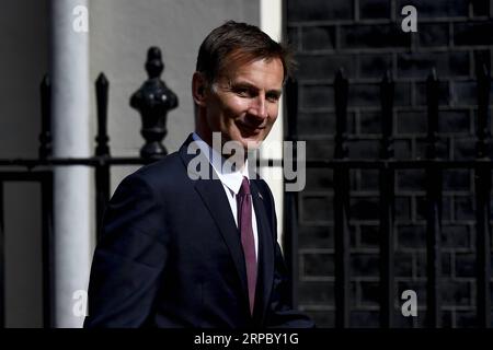 (190619) -- LONDRES, le 19 juin 2019 -- le ministre britannique des Affaires étrangères Jeremy Hunt arrive au 10 Downing Street pour assister à une réunion du Cabinet, à Londres, en Grande-Bretagne, le 18 juin 2019.) RÉUNION GRANDE-BRETAGNE-LONDRES-CABINET AlbertoxPezzali PUBLICATIONxNOTxINxCHN Banque D'Images