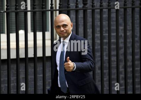 (190619) -- LONDRES, le 19 juin 2019 -- le ministre de l'intérieur britannique Sajid Javid arrive au 10 Downing Street pour assister à une réunion du Cabinet, à Londres, en Grande-Bretagne, le 18 juin 2019.) RÉUNION GRANDE-BRETAGNE-LONDRES-CABINET AlbertoxPezzali PUBLICATIONxNOTxINxCHN Banque D'Images