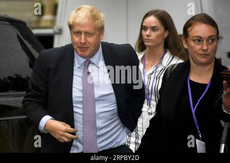 (190619) -- LONDRES, le 19 juin 2019 -- Boris Johnson (1e L) arrive à la BBC pour participer au débat télévisé de la BBC à la direction du Parti conservateur à Londres, en Grande-Bretagne, le 18 juin 2019. Boris Johnson est resté dans la course pour devenir Premier ministre de Grande-Bretagne mardi, mais un de ses six concurrents a été éliminé lorsque les résultats du deuxième scrutin secret ont été annoncés à Westminster. GRANDE-BRETAGNE-LONDRES-PARTI CONSERVATEUR-DÉBAT AlbertoxPezzali PUBLICATIONxNOTxINxCHN Banque D'Images