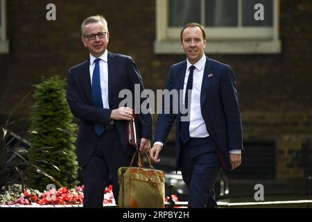 (190619) -- LONDRES, le 19 juin 2019 -- le secrétaire britannique à l'Environnement Michael Gove (à gauche) et le secrétaire britannique à la Santé Matt Hancock arrivent au 10 Downing Street pour assister à une réunion du Cabinet, à Londres, en Grande-Bretagne, le 18 juin 2019.) RÉUNION GRANDE-BRETAGNE-LONDRES-CABINET AlbertoxPezzali PUBLICATIONxNOTxINxCHN Banque D'Images