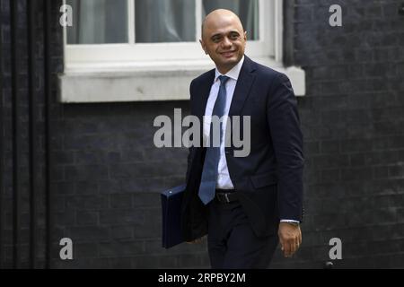 (190619) -- LONDRES, le 19 juin 2019 -- le ministre de l'intérieur britannique Sajid Javid arrive au 10 Downing Street pour assister à une réunion du Cabinet, à Londres, en Grande-Bretagne, le 18 juin 2019.) RÉUNION GRANDE-BRETAGNE-LONDRES-CABINET AlbertoxPezzali PUBLICATIONxNOTxINxCHN Banque D'Images