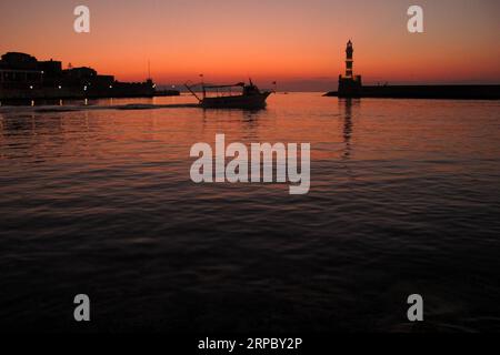 (190619) -- LA CANÉE, 19 juin 2019 -- la photo prise le 17 juin 2019 montre la vue du vieux port de la Canée sur l'île de Crète, en Grèce. Chania est une ville portuaire de Crète avec des reliques riches d'histoire et belle vue naturelle.) GREECE-CRETE-CHANIA-VIEW MariosxLolos PUBLICATIONxNOTxINxCHN Banque D'Images