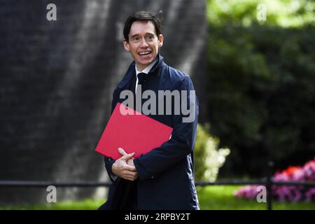 (190619) -- LONDRES, le 19 juin 2019 -- le secrétaire britannique au développement international, Rory Stewart, arrive au 10 Downing Street pour assister à une réunion du Cabinet, à Londres, en Grande-Bretagne, le 18 juin 2019.) RÉUNION GRANDE-BRETAGNE-LONDRES-CABINET AlbertoxPezzali PUBLICATIONxNOTxINxCHN Banque D'Images