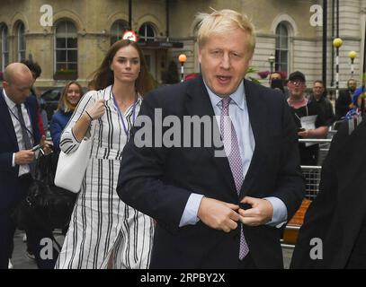 (190619) -- LONDRES, le 19 juin 2019 -- Boris Johnson (1st R) arrive à la BBC pour participer au débat télévisé de la BBC à la direction du Parti conservateur à Londres, en Grande-Bretagne, le 18 juin 2019. Boris Johnson est resté dans la course pour devenir Premier ministre de Grande-Bretagne mardi, mais un de ses six concurrents a été éliminé lorsque les résultats du deuxième scrutin secret ont été annoncés à Westminster. GRANDE-BRETAGNE-LONDRES-PARTI CONSERVATEUR-COURSE À LA DIRECTION ALBERTOXPEZZALI PUBLICATIONXNOTXINXCHN Banque D'Images