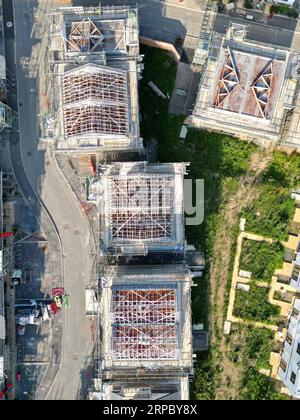 Vue aérienne du chantier de construction de logements modulaires ( Ilke Homes ) Hereford UK montrant une toiture inclinée ajoutée en septembre 2023 sur le site de friches industrielles. Banque D'Images
