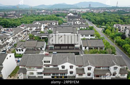 (190619) -- NANJING, 19 juin 2019 (Xinhua) -- une photo aérienne prise le 11 juin 2019 montre la vue de la ville de broderie de Suzhou dans la ville de Zhenhu, Suzhou dans la province du Jiangsu de l'est de la Chine. Suzhou broderie, l'une des quatre broderies les plus célèbres en Chine, est originaire de Suzhou et a une histoire de plus de 2 000 ans. Connu pour son motif élégant, son design artistique, son travail manuel fin et ses coutures variées, il a été inscrit au patrimoine culturel immatériel national de la Chine en 2006. Yao Huifen, héritier représentatif de l’artisanat, est né à Suzhou en 1967 dans une famille de broderies. Influencé par Banque D'Images