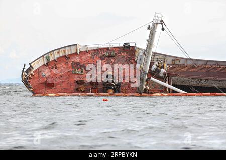 Naufrage du navire de contrebande Captain Ufuk qui a chaviré et coulé dans la baie de Manille, aux Philippines. Un navire transportant des fusils d'assaut illégaux avait été saisi Banque D'Images