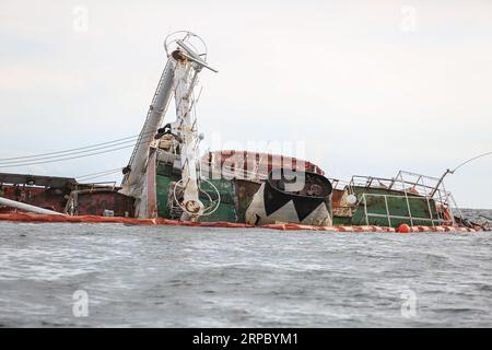 Naufrage du navire de contrebande Captain Ufuk qui a chaviré et coulé dans la baie de Manille, aux Philippines. Un navire transportant des fusils d'assaut illégaux avait été saisi Banque D'Images